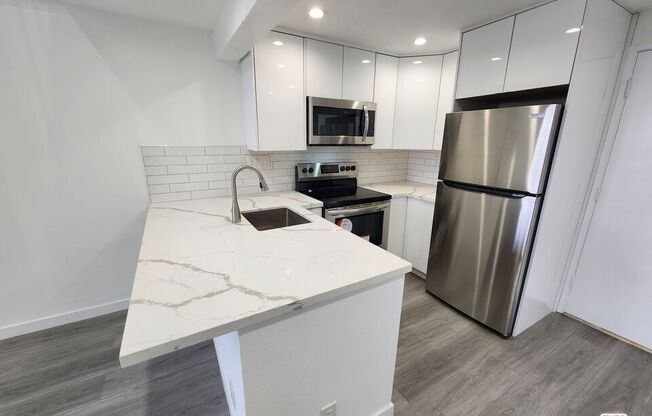 2 beds, 1 bath, 836 sqft, $3,700, Unit 555