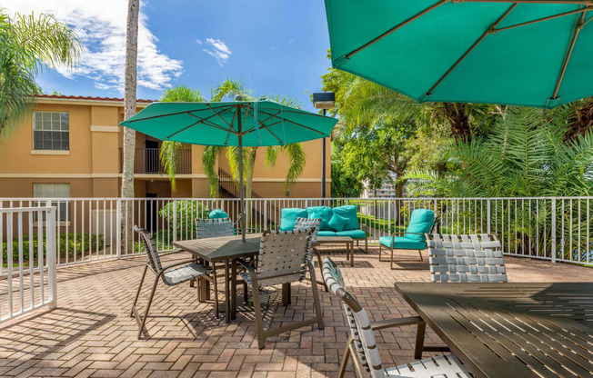 Gatehouse on the Green apartments in Plantation, FL photo of outdoor seating area
