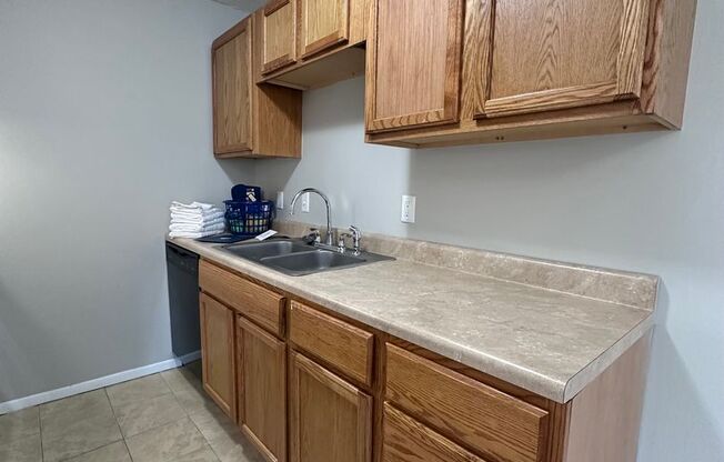 2 beds, 1 bath, 1,000 sqft, $1,368, Unit 11