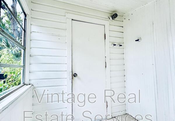 309 W COMANCHE AVE
