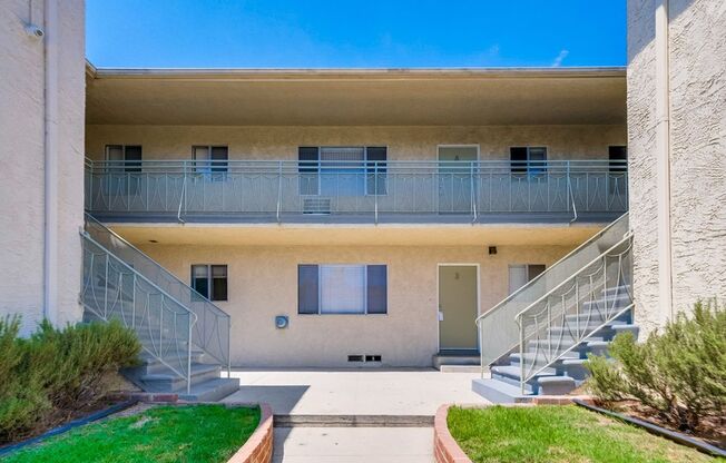 Classic Courtyard Building on Venice Blvd – Secure, Convenient, Pet-Friendly