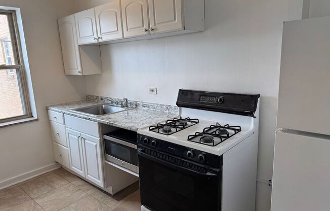 3 beds, 1 bath, $2,175, Unit 116B