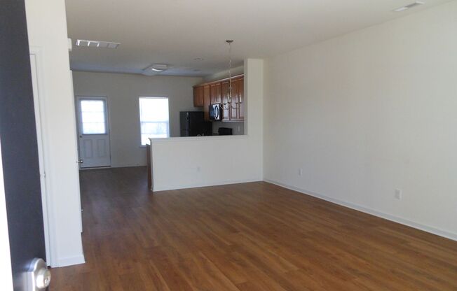 Spacious Duplex close to schools and shopping.