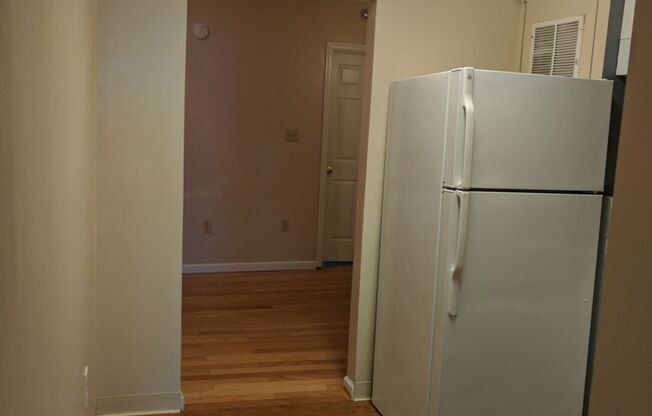 3 beds, 1 bath, $1,950, Unit 3