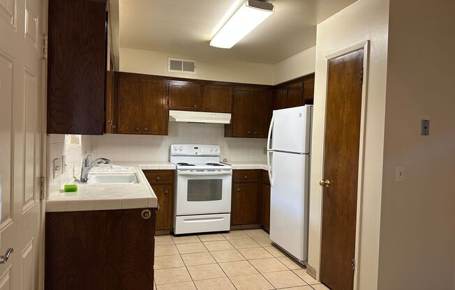 2 beds, 1 bath, $1,395, Unit **72 University #B-887