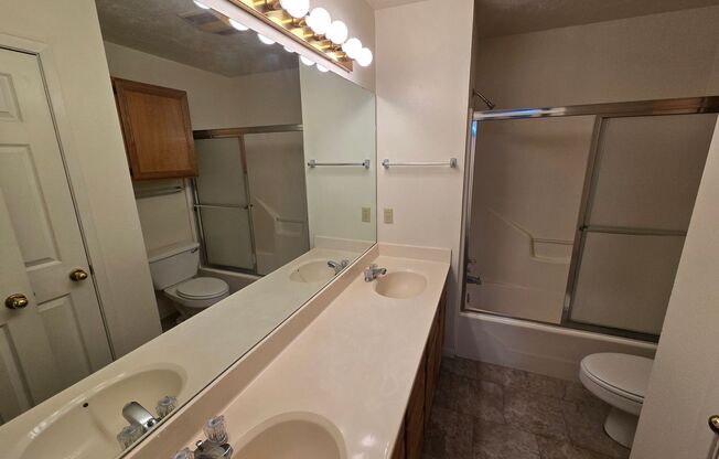 3 beds, 2 baths, $1,100