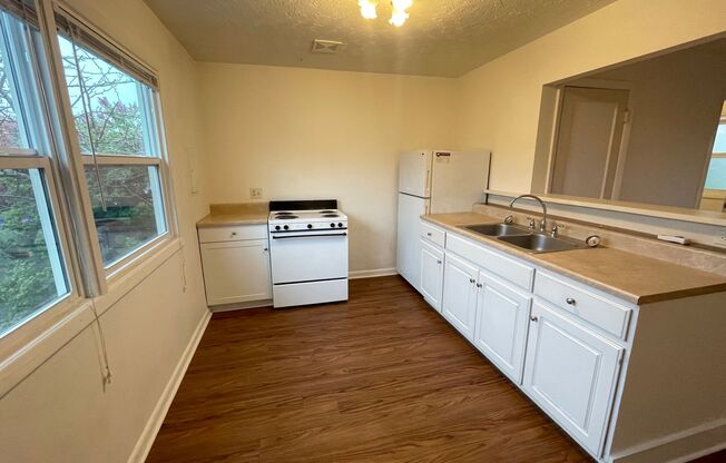 Cozy Woodlawn Studio with Full Kitchen