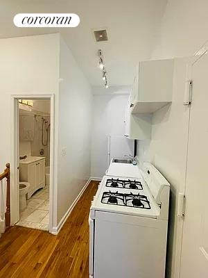 1 bed, 1.5 baths, $3,300, Unit 2F