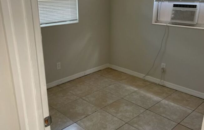 2 beds, 1 bath, $1,495, Unit B