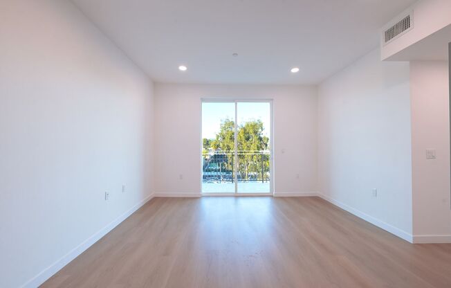 2 beds, 1 bath, $2,700, Unit 301