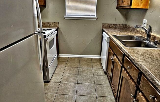 2 beds, 1.5 baths, 1,250 sqft, $975, Unit 2420 #1