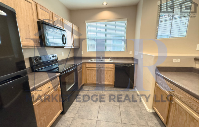 3Bed/2.5Bath Townhouse at 83rd Ave/I-10! Ready for Immediate Move-In! -- FENCED-IN YARD! 2 CAR GARAGE!