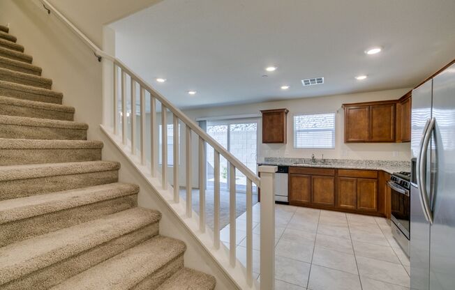 GORGEOUS TOWNHOME*UPGRADED*ALL APPLIANCES*GATE COMMUNITY W/ COMMUNITY POOL/SPA*