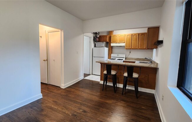 2 beds, 1 bath, $2,500, Unit 3E