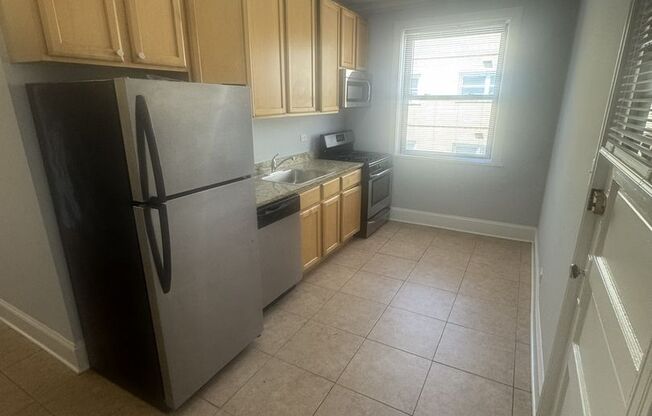 3 beds, 1 bath, 825 sqft, $2,695, Unit 2121-27-3A