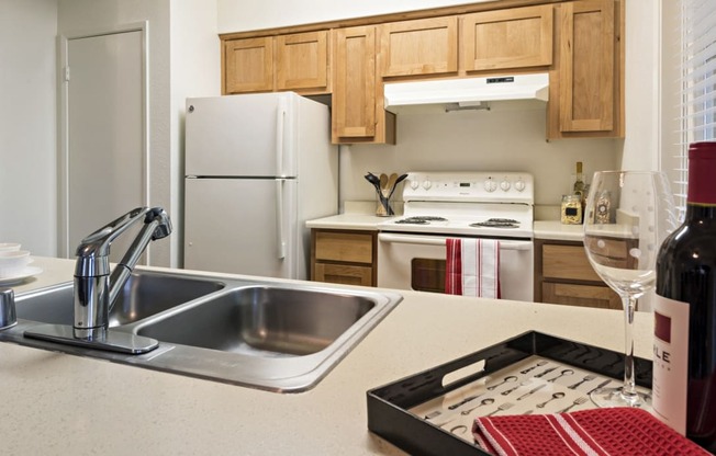 Fully Equipped Kitchen at Park Ridge Apartments, Fresno, CA 93711