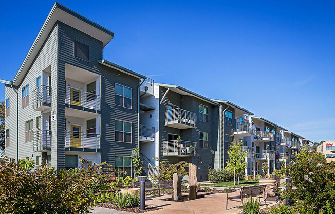 Capitol Yard Apartments_ West Sacramento CA_Lush Grounds