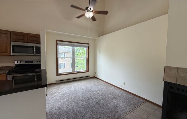 2 beds, 2 baths, 950 sqft, $1,750, Unit 7633CC