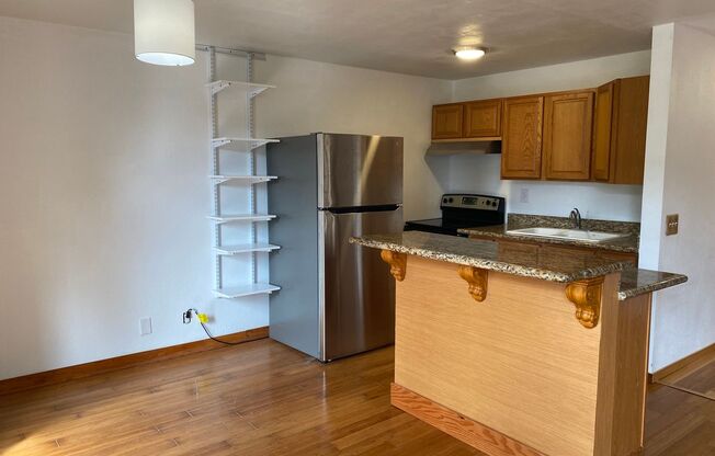 2 beds, 1 bath, $1,800, Unit # 138A