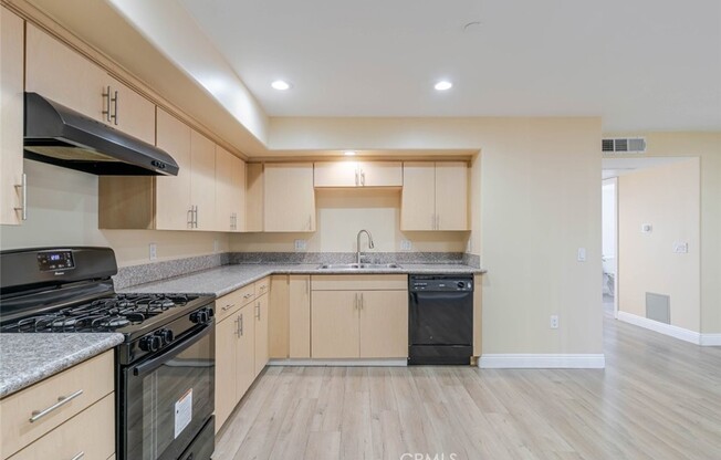 1466 TAMARIND AVE
