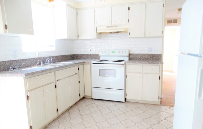 2 beds, 1 bath, $1,300