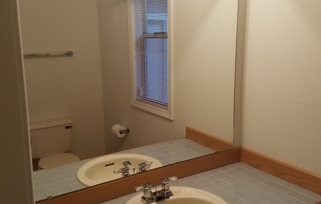 Dash Point area Charming 3 bedroom 2.5 bath, 2 car garage located in Federal Way. Available NOW!!!