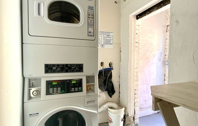 RENOVATED Top Floor. ON-SITE LAUNDRY! HARDWOOD!