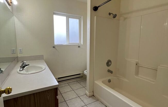 2 beds, 1 bath, $1,050, Unit 210 W Chubbuck # 12