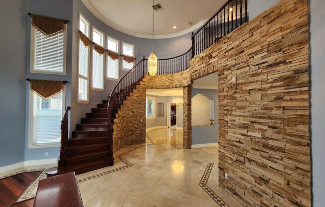 Entertainers Delight with minutes of shopping and restaurants