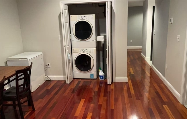 2 beds, 1 bath, 993 sqft, $2,500, Unit 420