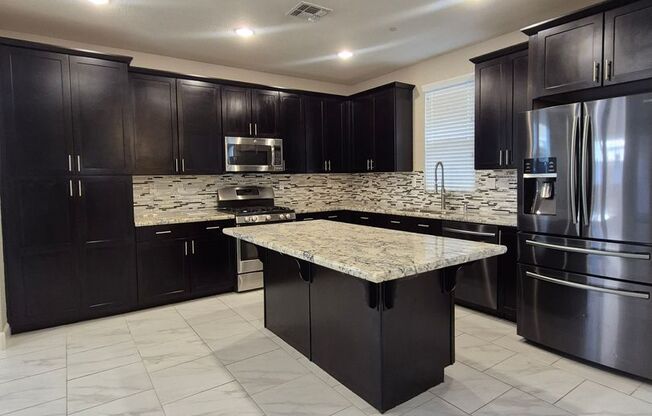 Gorgeous 4bd/2.5ba Two Story Home In Roseville!