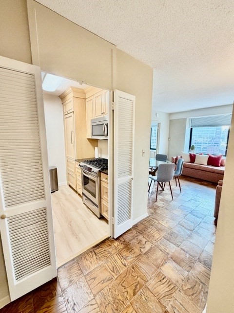 2 beds, 1 bath, 875 sqft, $3,500, Unit 20H