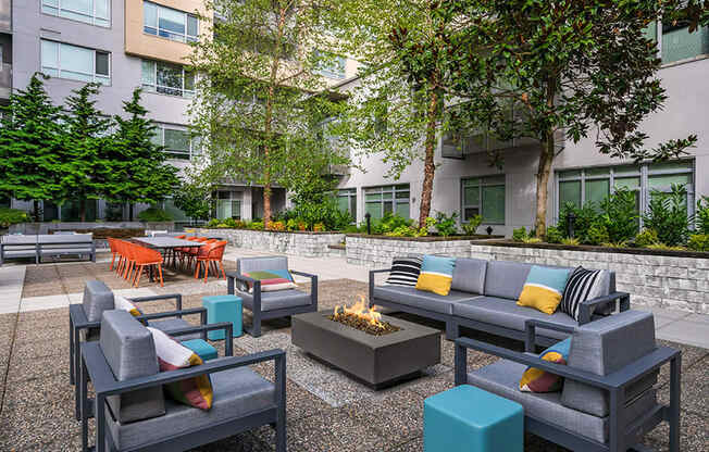 Apartments in Bellevue WA near Amazon - Metro 112 Apartments - courtyard