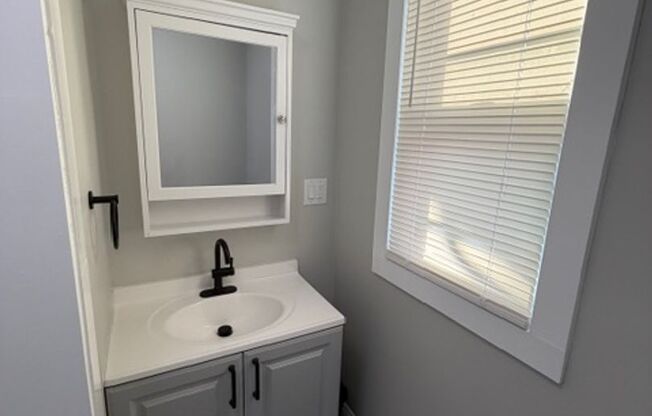 2 beds, 1 bath, 574 sqft, $2,200, Unit 74 6th St - Apt 2