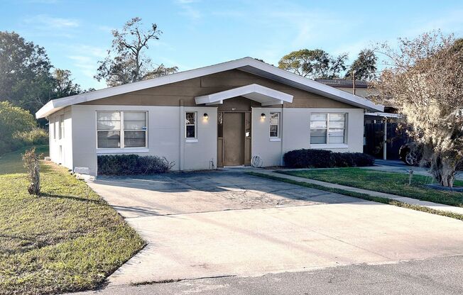 907 Lake Jessie Drive