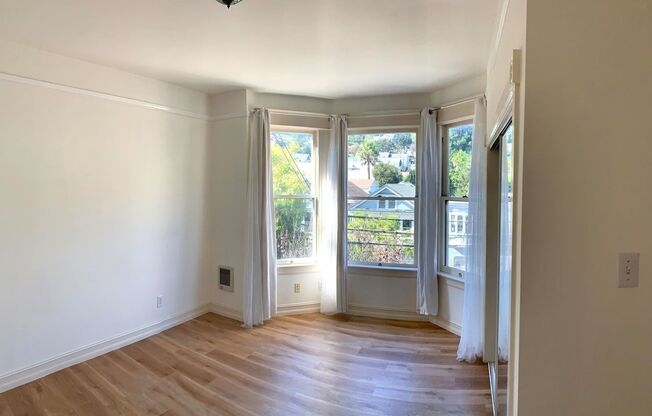 UPDATED BRIGHT 2BR/1BA Top Floor Noe Valley 29th/Noe East/West VIEWS