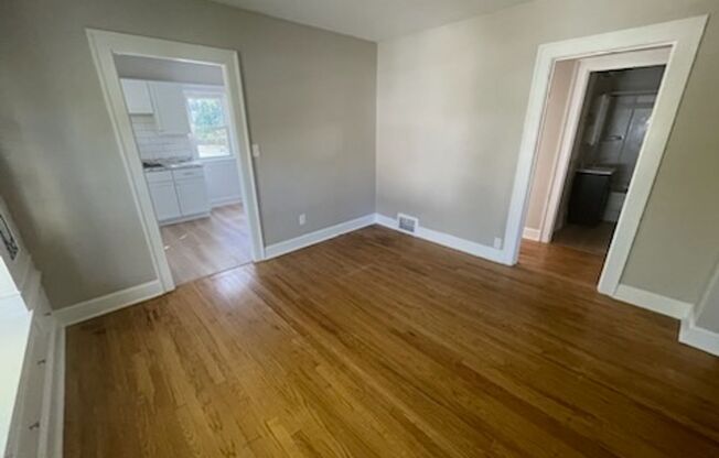 2 beds, 1 bath, 900 sqft, $1,200