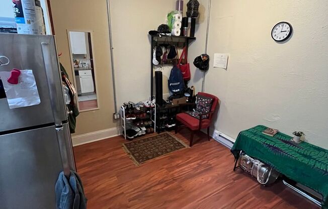 1 bed, 1 bath, 550 sqft, $1,300, Unit 2F