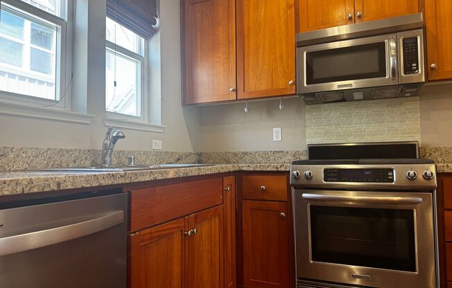 Bright, Meticulously-Maintained Mountain View Townhome – Adjacent to Sierra Vista Park