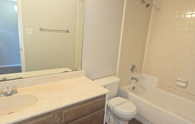 3 beds, 2 baths, $1,595, Unit Unit A