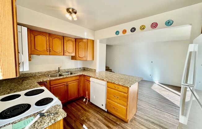 3 beds, 2 baths, $1,575, Unit 6D