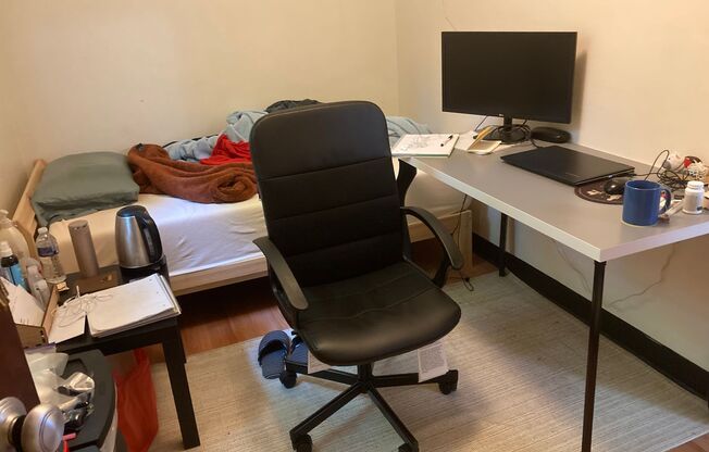 2 beds, 1 bath, 950 sqft, $1,150, Unit 5600 Fifth D2