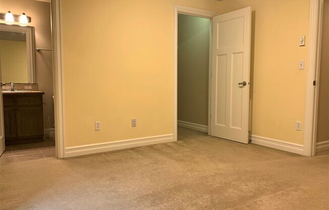 Lovely, Spacious 3 bed/2.5 bath townhome in North Seattle!