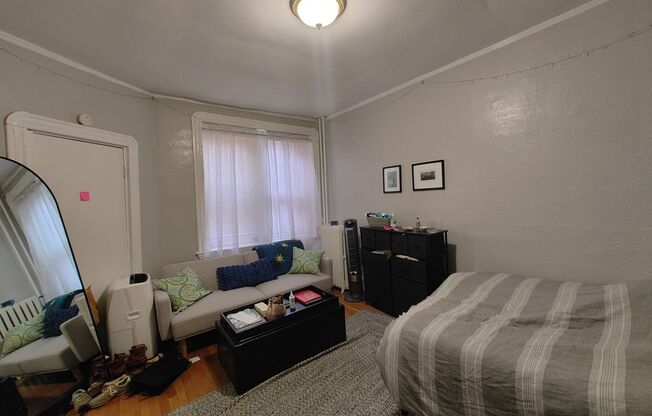 3 beds, 1 bath, $5,050, Unit 5R