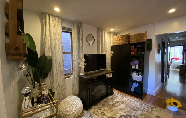 2 beds, 1 bath, 850 sqft, $3,800, Unit 8F