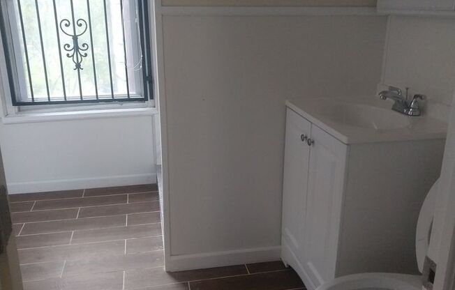 1 bed, 1 bath, 700 sqft, $950, Unit 2F