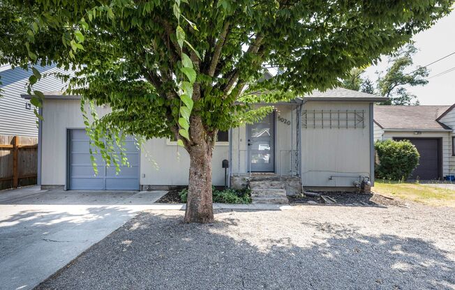 Sleeping loft off trendy Alberta St in NE Portland, washer/dryer included in the unit!!