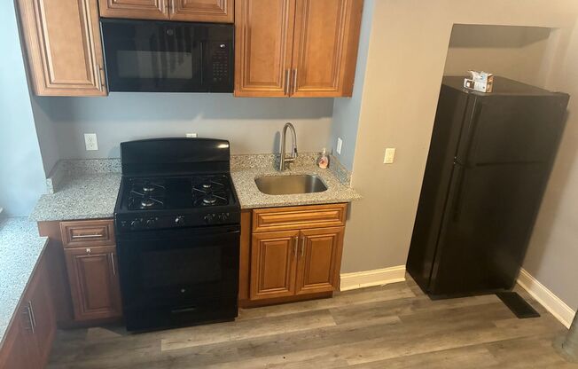 2 Bed 2 Bath Located on Balsam! Ac and Laundry!