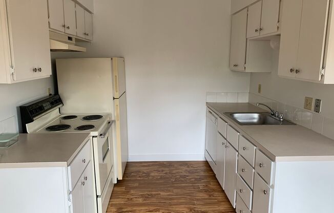 2 beds, 1 bath, 700 sqft, $1,395, Unit 7