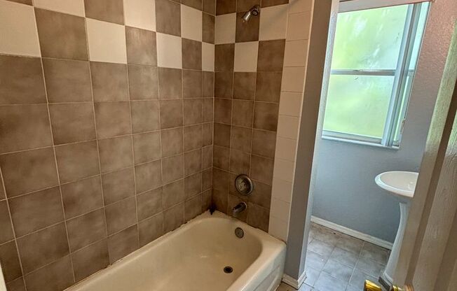 3 beds, 3 baths, 1,938 sqft, $2,690, Unit Unit 4